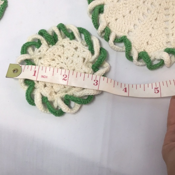 Vintage doilies Green trimmed cream or ecru off white Handmade set crochet - Picture 6 of 7